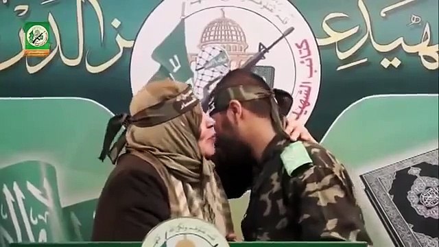 الشهيد إسماعيل أبو سعدة أحد أفراد وحدة النخبة - كتائب القسام يودع والدته قبل استشهاده