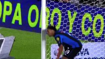 Ronaldinho chipe le ballon au gardien et va marquer !