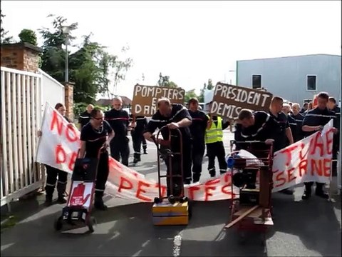 Lens: manifestation des pompiers communautaires devant la CALL