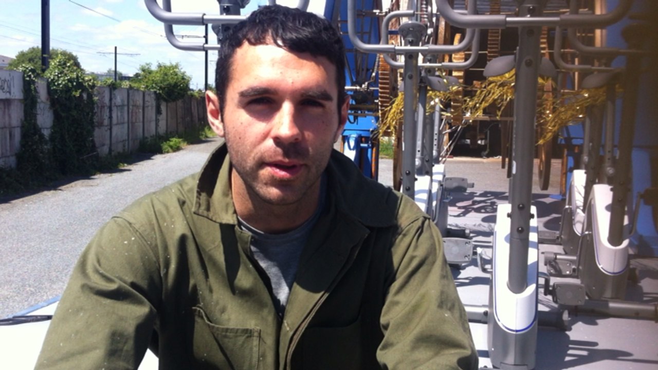 Derniers préparatifs des chars pour la Vélo-parade