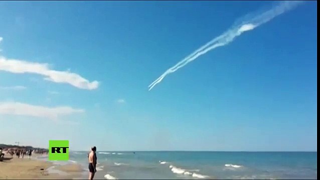 Vea cómo dos avionetas chocan durante una exhibición aérea