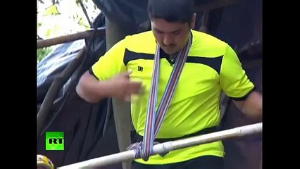 Mira lo que sucede al caerse de una cuerda floja
