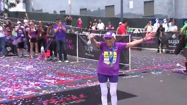 A 92 ans Harriette Thompson termine le Marathon de San Diego