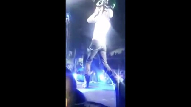 Enrique Iglesias se coupe les doigts avec un drone