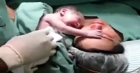 فلا لم تمض على ولادته لحظات وهو يصرخ رافضا أن يفارق أمه ولو لثانية