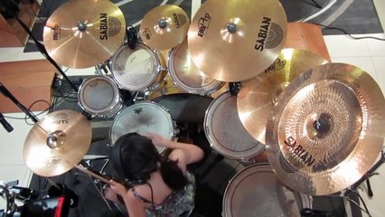 Clip: Bé gái 10 tuổi đánh trống như nhạc công chuyên nghiệp