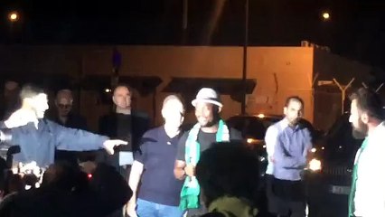 Ο Εσιέν φωτογραφίζεται με φιλάθλους