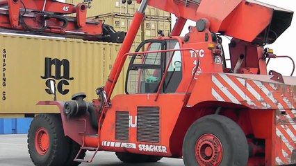 Reach stacker crane loading empty containers (Grua portacontenedor cargando container)