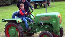Treckerfahren auf der Bauernhofwiese für kleine und grosse Kinder
