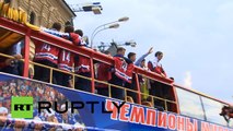 Российские хоккеисты провезли кубок мира по центру Москвы