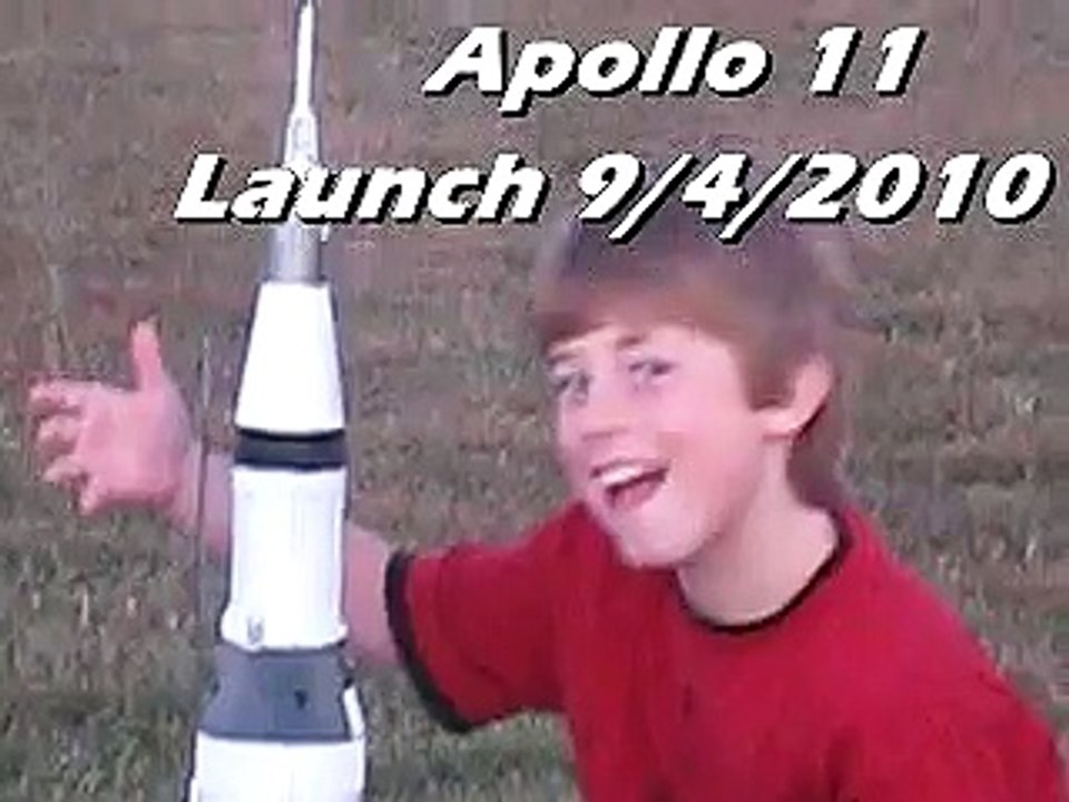 Saturn V Model Rocket Launch and Awesome Crash 2010