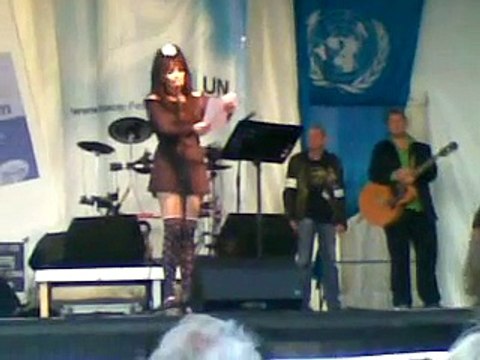 Nina Hagen am 25.07.2009 vor dem Brandenburger Tor in Berlin - Unite the Nation Friedensfestival