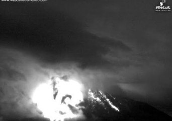 Скачать видео: Spectacular Night Time Shots of Volcano Eruption