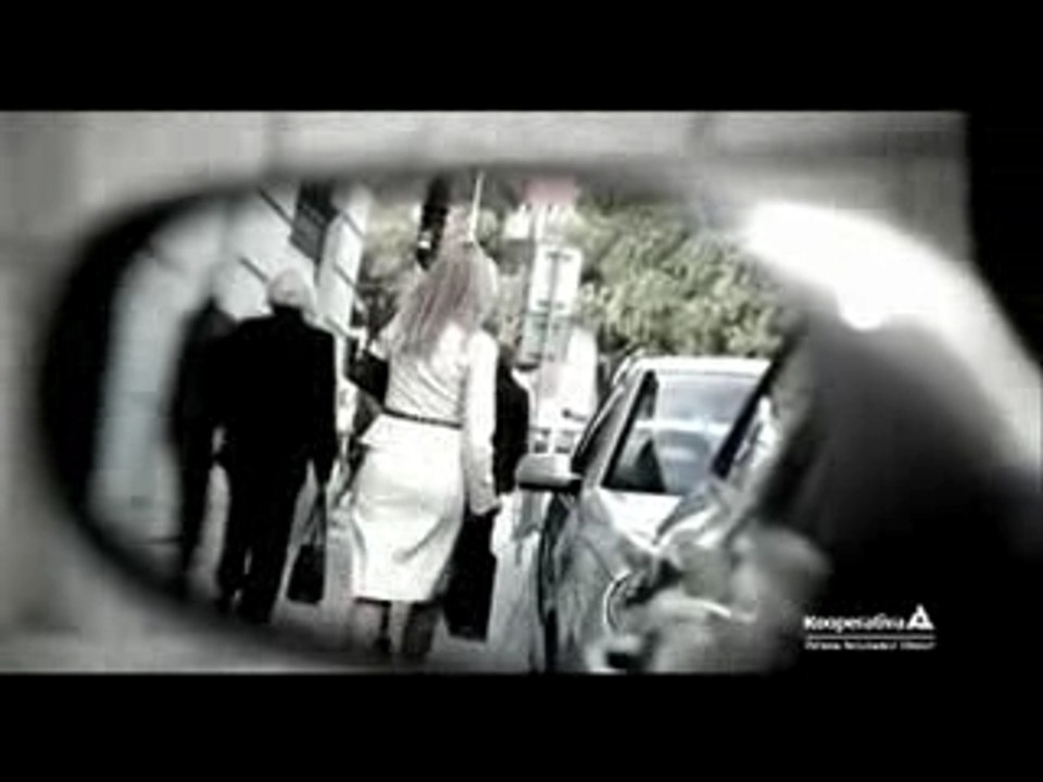 Blonde en auto
