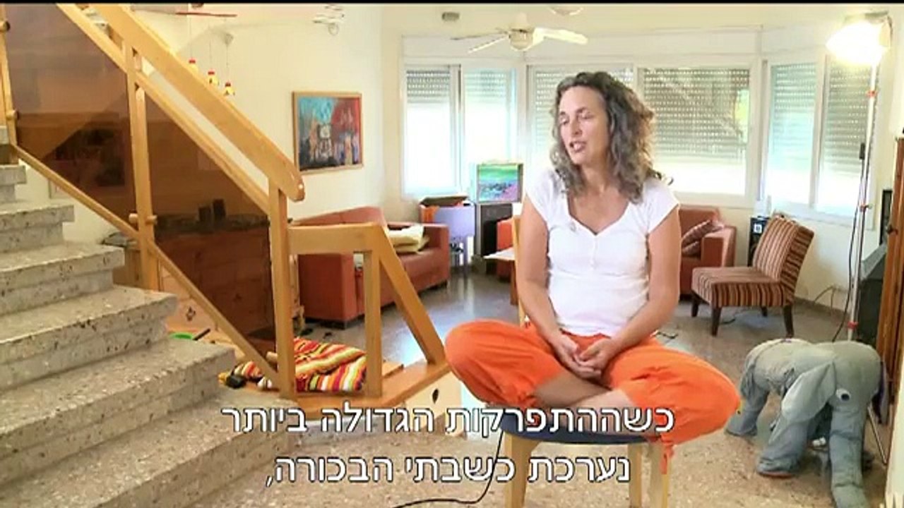 מבט שני  - שאף אחד לא ישמע - אפרת זינגר עם דפנה ארגמן שמעלה הצגת יחיד על הפגיעה המינית שעברה