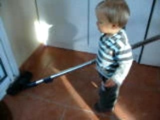 Lucas passe l'aspirateur