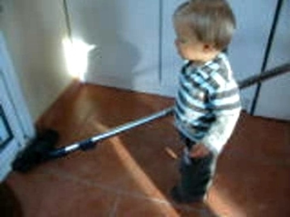 Lucas passe l'aspirateur