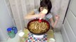 Une japonaise mange 5kg de nouilles Ramen - Concours du plus gros mangeur