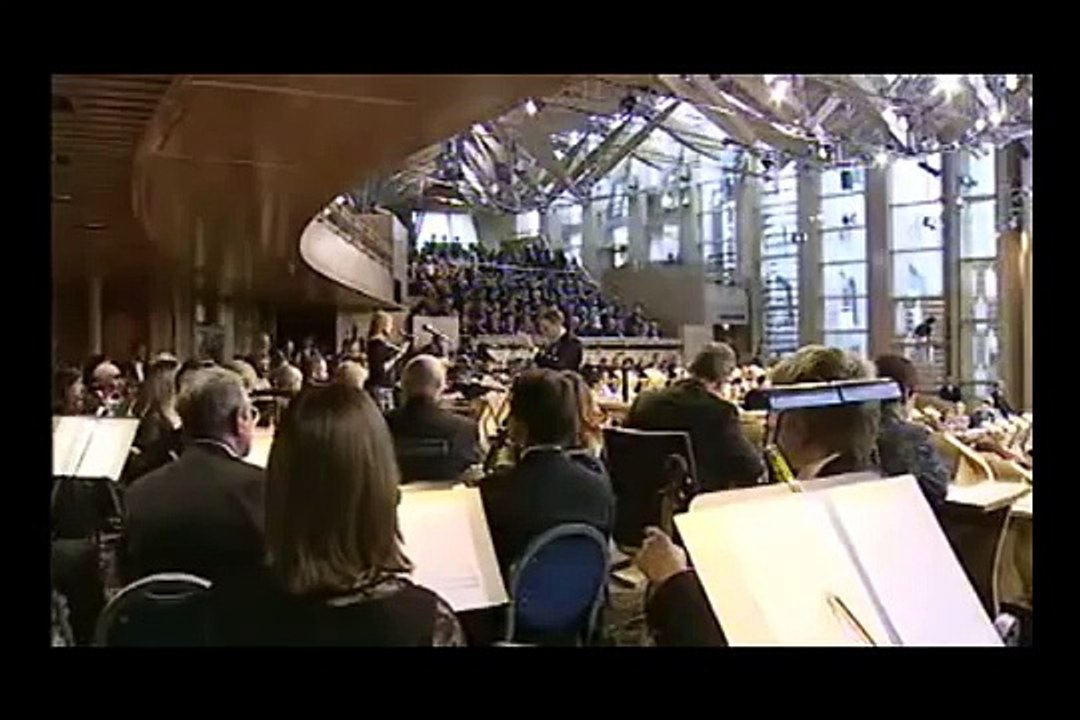 EDDI READER - "Auld Lang Syne" (at  Scottish Parliament)