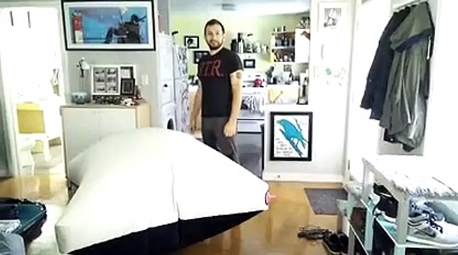 Le plus gros coussin péteur du monde