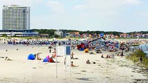 Warnemünde Strand und Hafen im Sommer Ostsee Badestrand Sommerfrische Urlaub