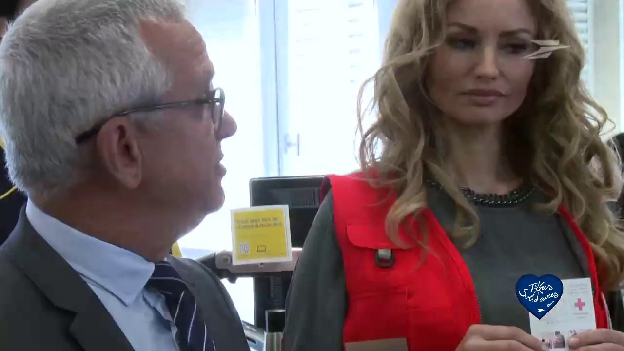 Lancement du carnet de timbre Croix rouge 2015 avec Adriana Karembeu à Marseille / Groupe La Poste - Tous solidaires