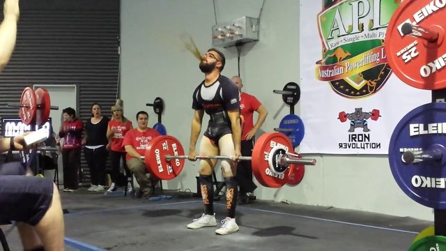 Un homme vomit en soulevant 190 kg