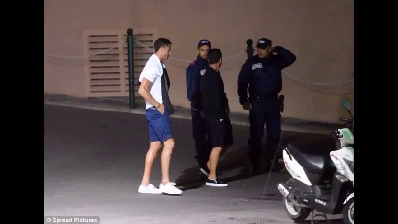 Ronaldo se soulage dans la rue... en France !
