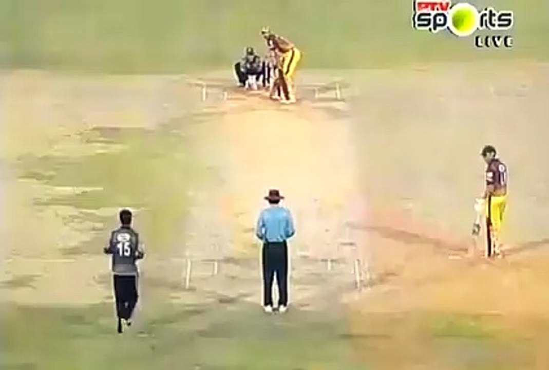 Junaid Khan Hits a Massive Six on Reverse Sweep.