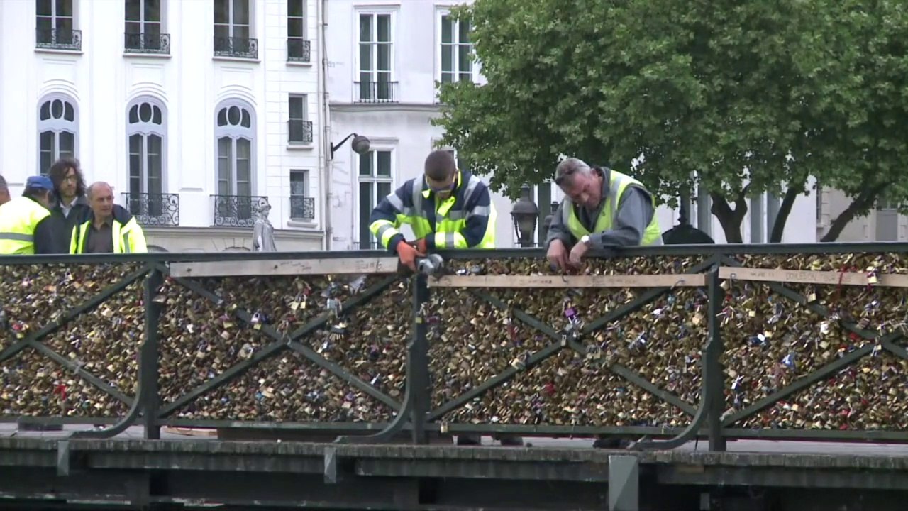 45 tonnes de cadenas retirées du pont des Arts