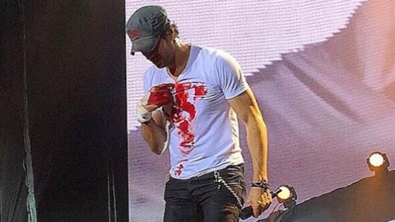 Enrique Iglesias se blesse sérieusement à la main après avoir voulu attraper un drone mais termine quand même le concert !