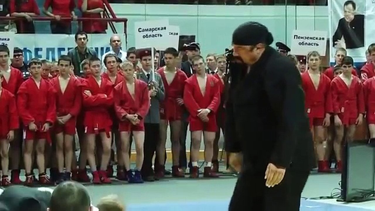 Steven Seagal donne une douloureuse leçon d'arts martiaux à deux russes