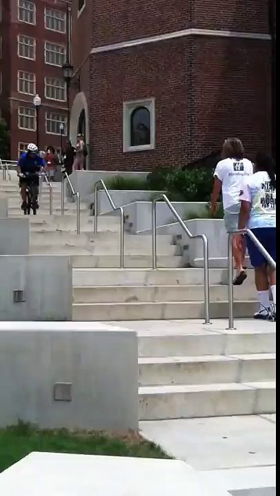 Gros fail d'un policier en vélo