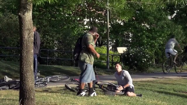 Quand tu coinces tes boules dans ta roue de vélo