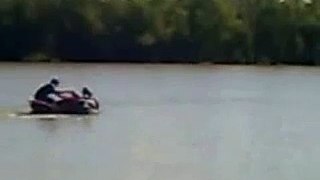 Motor GP Honda wheelie in water
