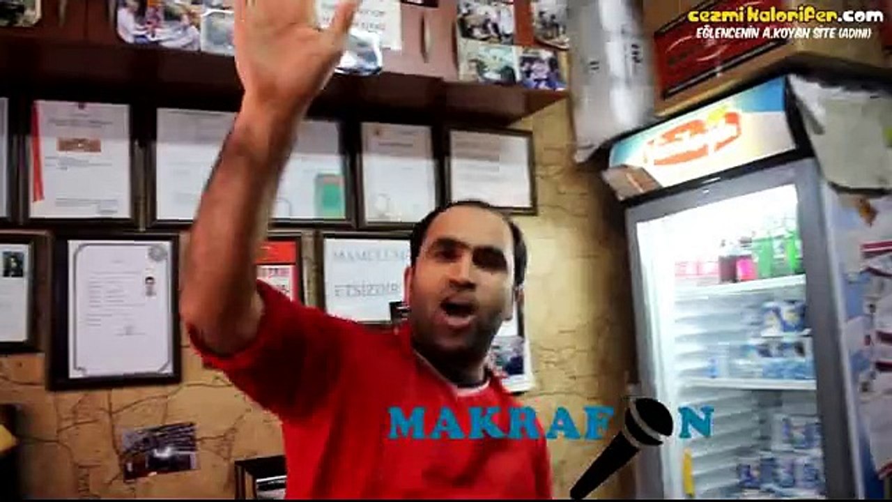 Kamerayı Görünce Coştukça Coşan Adam - Kankaa