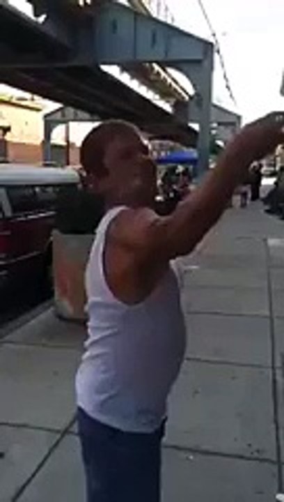 Insolite : cet homme peut faire tourner son bras cassé