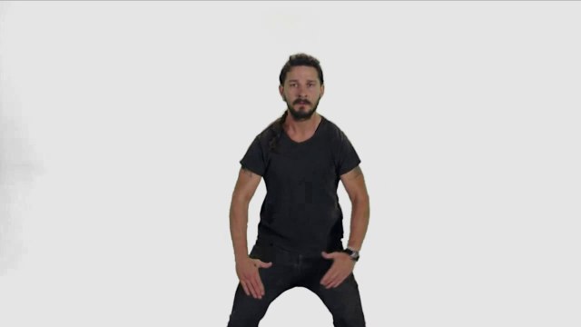 Shia LaBeouf chante Just do it! avec une voix trafiquée par Auto-Tune