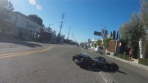 Motorcyclist vs Dumb car driver texting : violent road rage