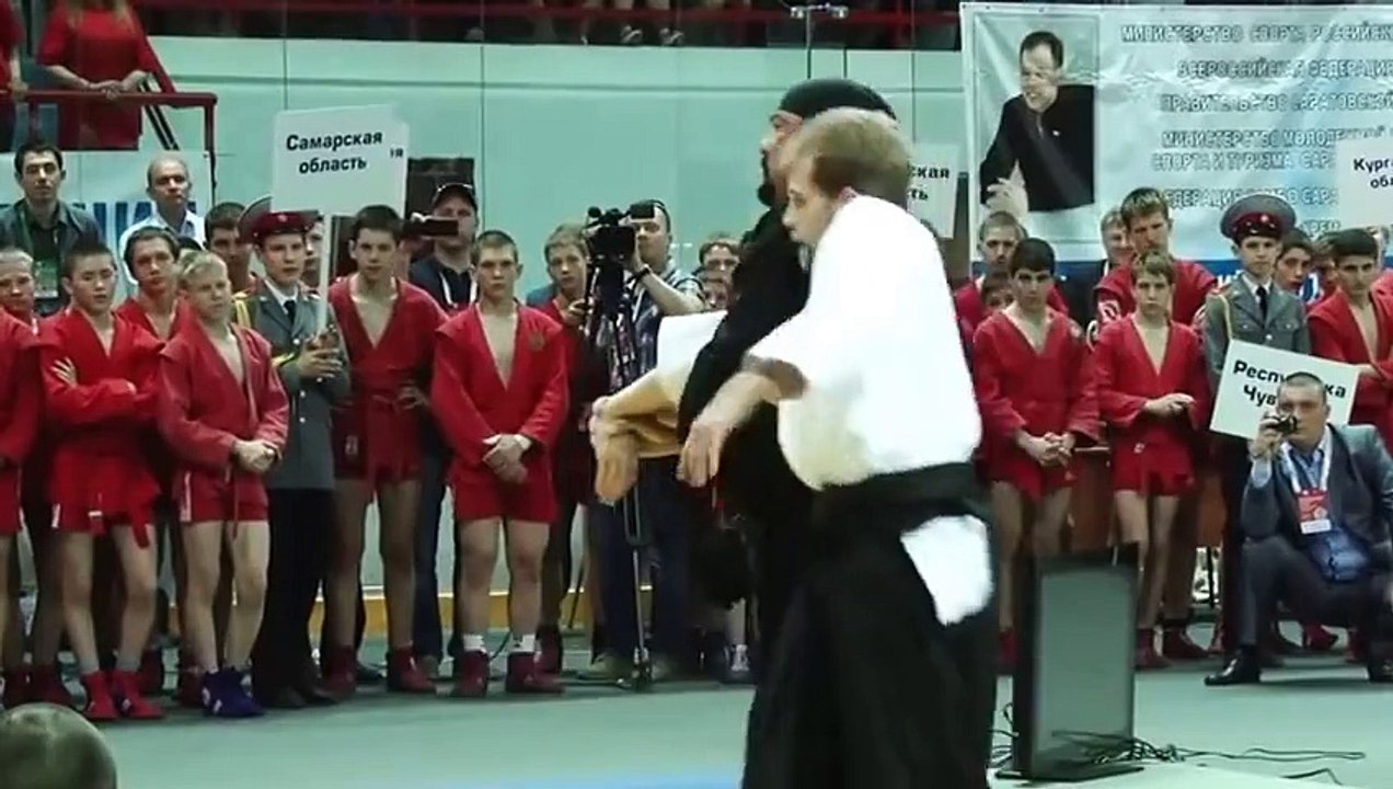 Un Steven Seagal obèse fait une démo d'arts martiaux en russie