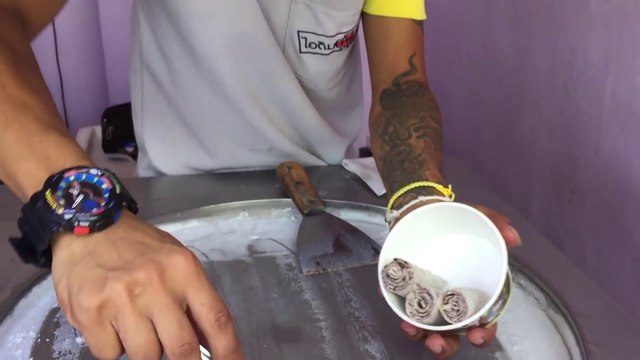 Glace fait en direct à la main : Ice Cream Rolls Cookies, Brownie & Vanille - Thaïlande, Phi Phi Island