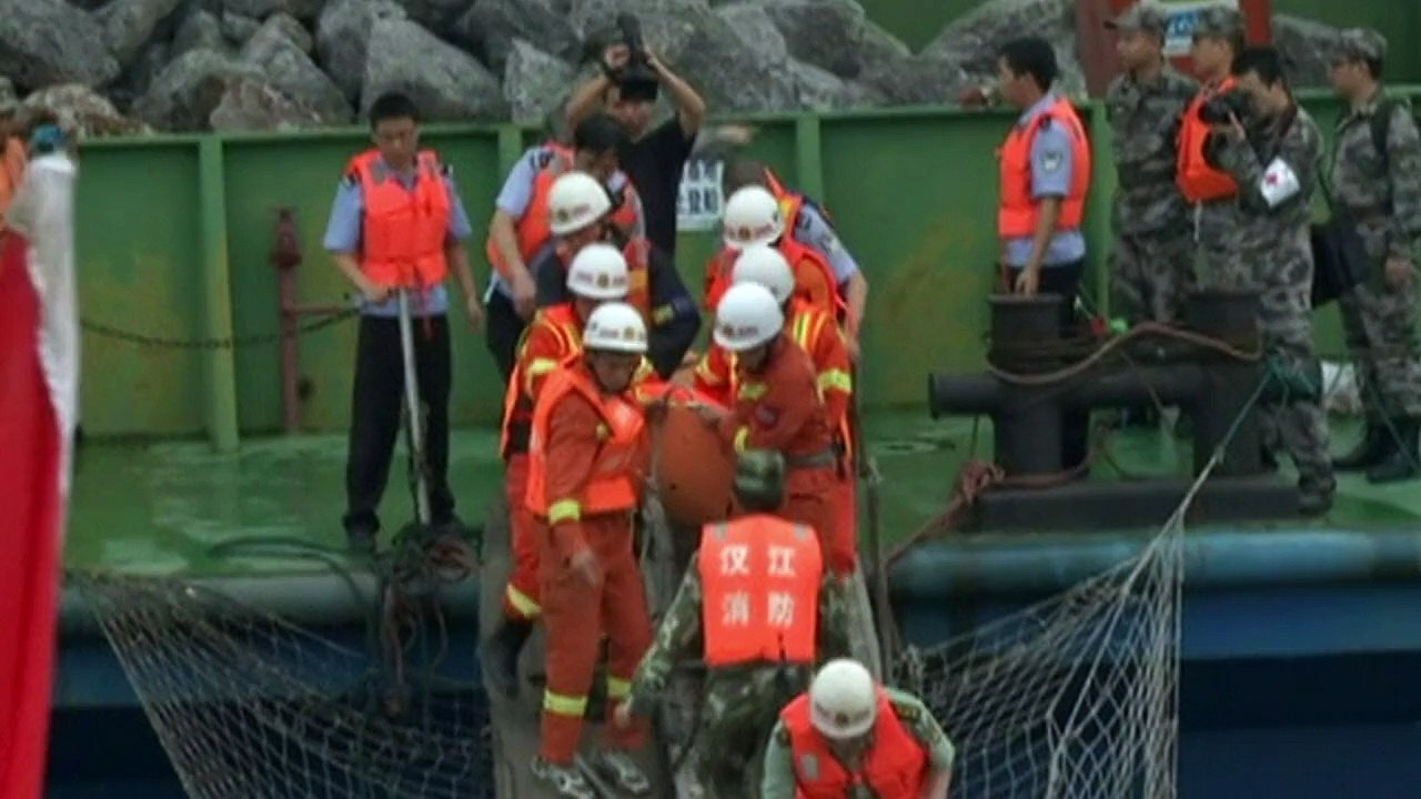 Touristen-Schiff mit mehr als 450 Menschen in China gekentert