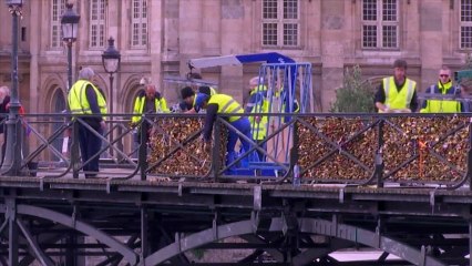 Paris se débarrasse de 700.000 cadenas d'amour
