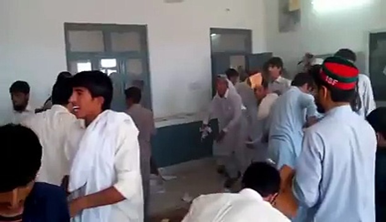 PTI Workers & ISF Students With KPK Misaali Police In Polling Station