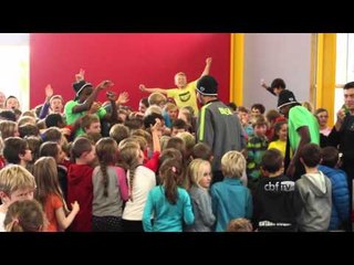 Sub-20 é recebida com festa em escola