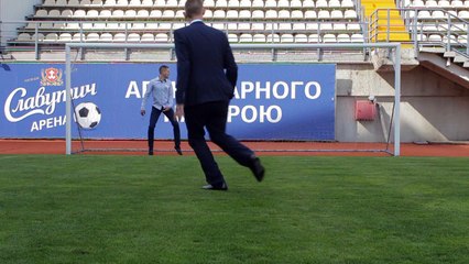 Пример прогулки на футбольном поле. Александр и Кристина.