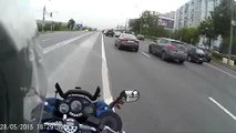 Un motard percute un autre motard en remontant les files