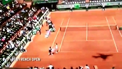 Sobra de avião voando para trás intriga espectadores do French Open