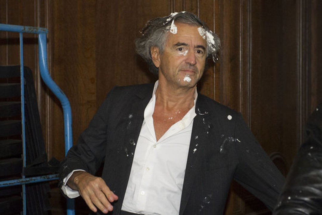Bernard-Henri Lévy s’est (encore) pris une tarte à la crème dans la tête, pour la huitième fois
