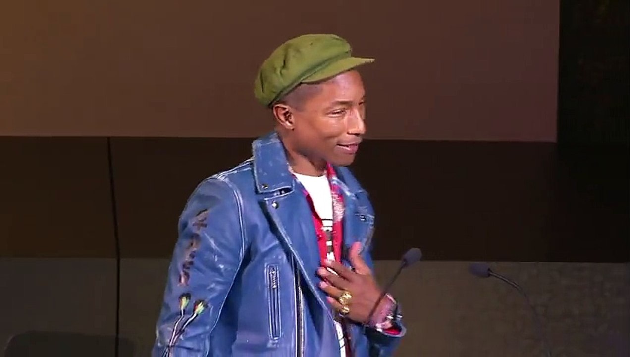 Kanye West remet un prix à Pharrell Williams